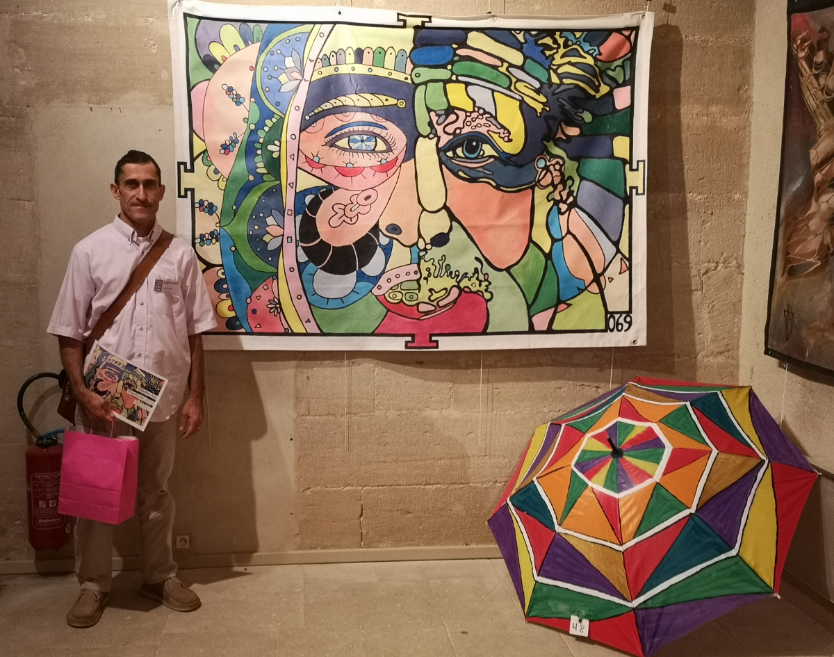 Thierry devant sa toile vitrail